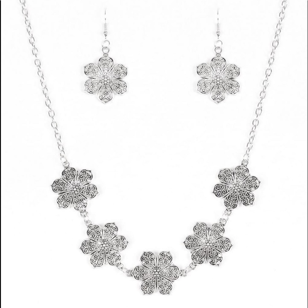 Women Silver Flower Necklace & Bracelet Set